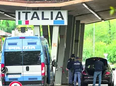 Controlli della polizia al valico di Casa Rossa, a Gorizia, al confine tra Italia e Slovenia