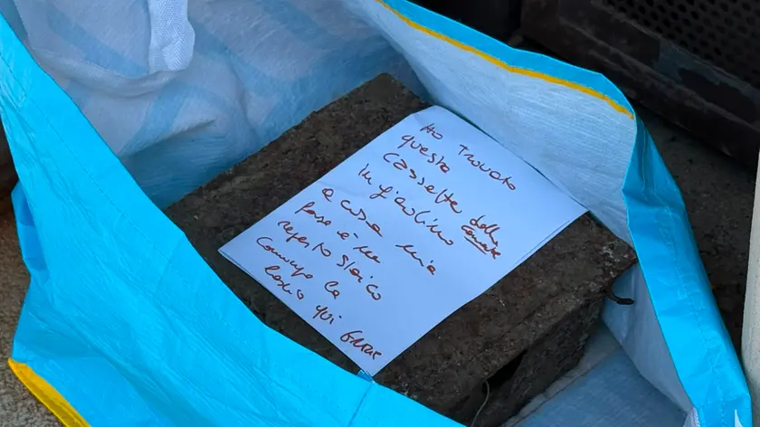 «L’ho trovata nel mio giardino», cassa arrugginita lasciata 