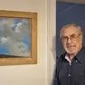 Franco Dugo accanto a una sua opera