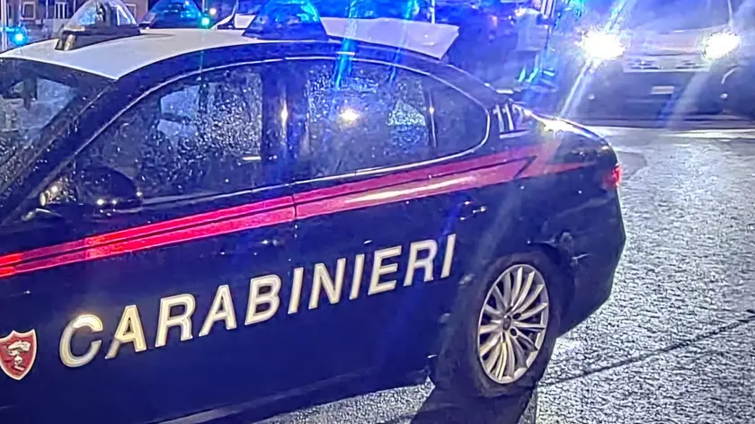 Scendono dal bus e scoppia la lite in strada: calci, pugni e