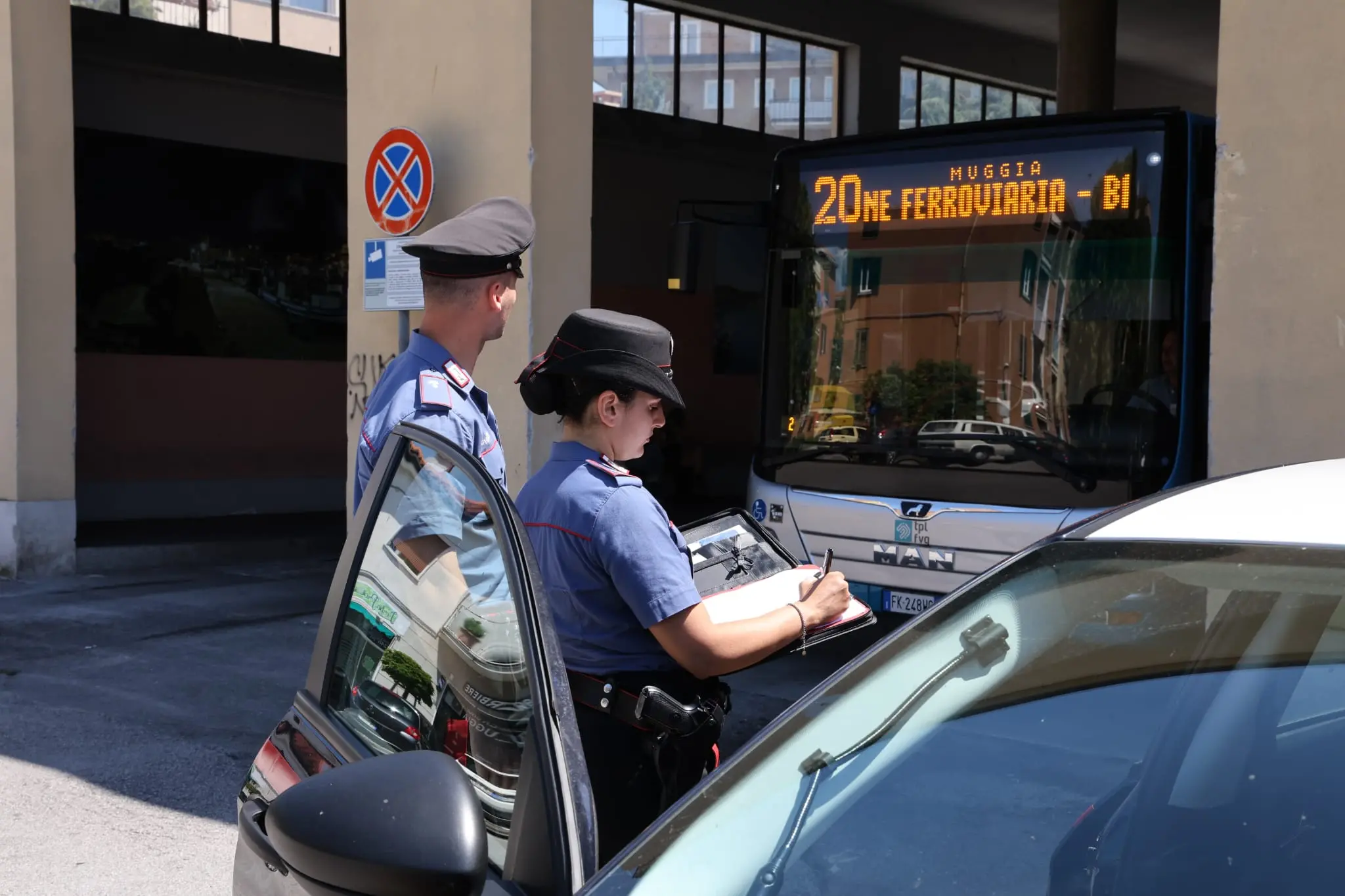 Sull'accoltellamento alla stazione delle corriere di Muggia indagano i carabinieri (foto Lasorte)