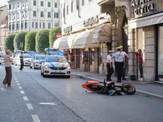 Il punto dell’incidente in corso Saba con la moto a terra dopo aver travolto la bambina Foto Silvano