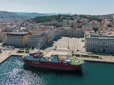 La Laura Bassi e le navi bianche ormeggiate alla Stazione Marittima ph Massimo Silvano