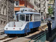 Il tram fermo in via Commerciale (fotoservizio Andrea Lasorte)