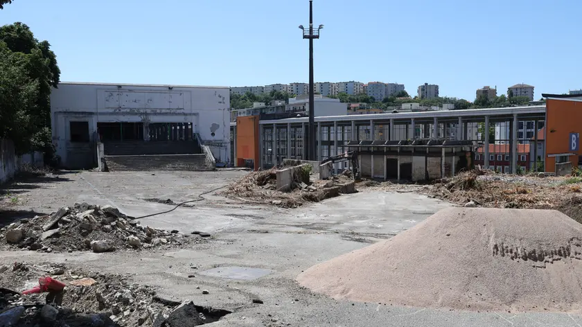 Ruspe e operai in azione all’ex Fiera di Trieste: 