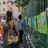 Genitori, insegnanti e alunni coinvolti nel girotondo Foto Silvano