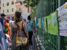 Genitori, insegnanti e alunni coinvolti nel girotondo Foto Silvano