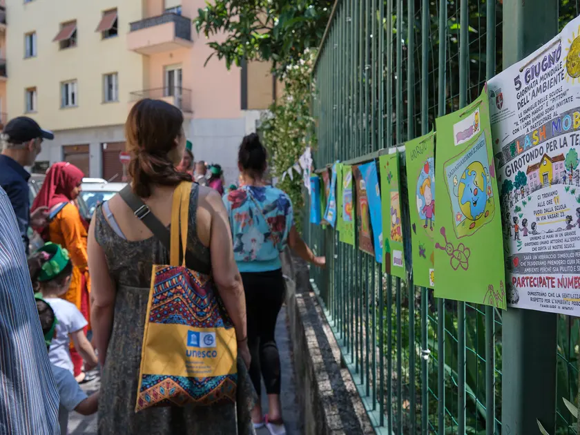 Genitori, insegnanti e alunni coinvolti nel girotondo Foto Silvano