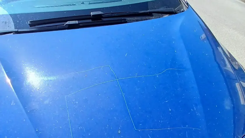 L’auto di un turista tedesco sfregiata con una svastica: «Un
