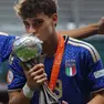 Tommaso Casagrande baccia la Coppa appena conquistata con la Nazionale Under 17