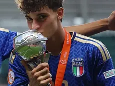 Tommaso Casagrande baccia la Coppa appena conquistata con la Nazionale Under 17