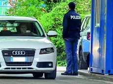 I controlli della polizia al valico goriziano di Casa Rossa