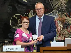 Santina Pasutto premiata dal presidente Mauro Bordin