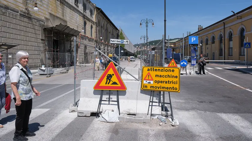 Il tratto di via Flavio Gioia riorganizzato, con i 28 nuovi stalli gestiti dalle Ferrovie Foto Massimo Silvano