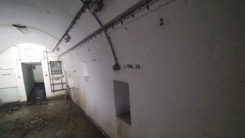 Alcune immagini dell’interno del maxi bunker scoperto da Paolo Visintin sul monte Calvario e un disegno di come è strutturato su tre piani