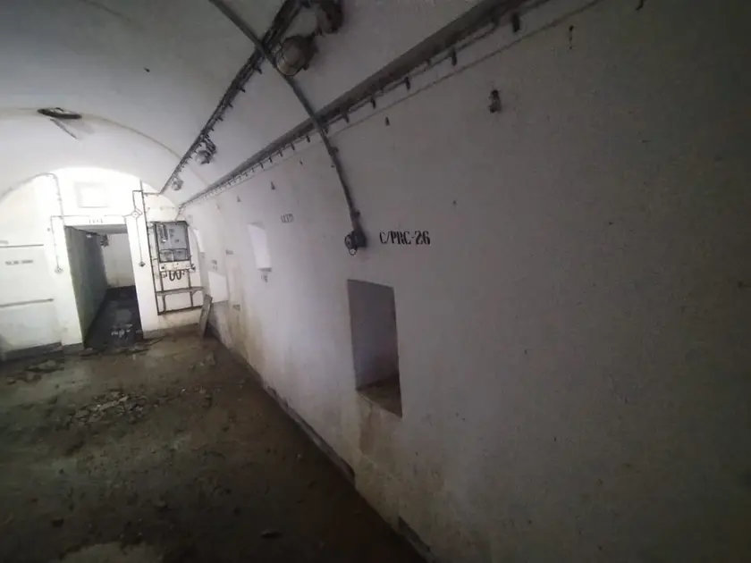 Alcune immagini dell’interno del maxi bunker scoperto da Paolo Visintin sul monte Calvario e un disegno di come è strutturato su tre piani