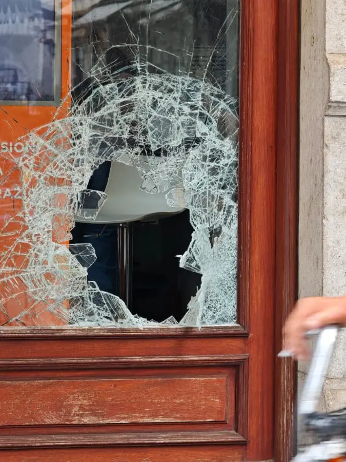 La vetrina in frantumi. Foto Lasorte