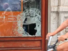 La vetrina in frantumi (fotoservizio Andrea Lasorte)