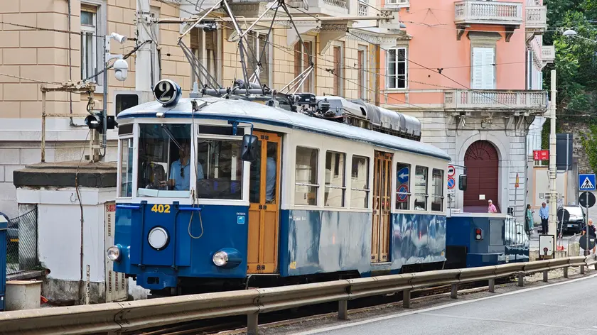 Tram di Opicina, via ai test per le patenti: ma c’è chi lascia l’auto sui binari
