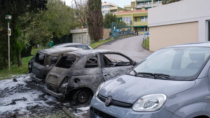 Le carcasse delle auto incendiate a Campanelle (foto archivio Silvano)