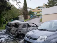 Le carcasse delle auto incendiate a Campanelle (foto archivio Silvano)