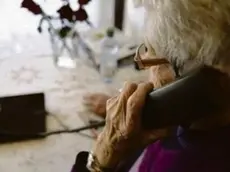 Un’anziana al telefono. Le persone fragili sono esposte alle truffe