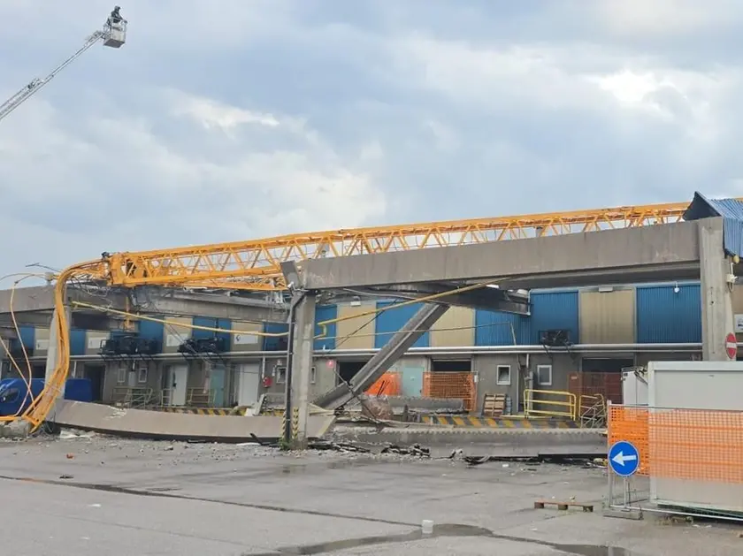 La gru caduta a causa del vento nell'area di Udine Mercati
