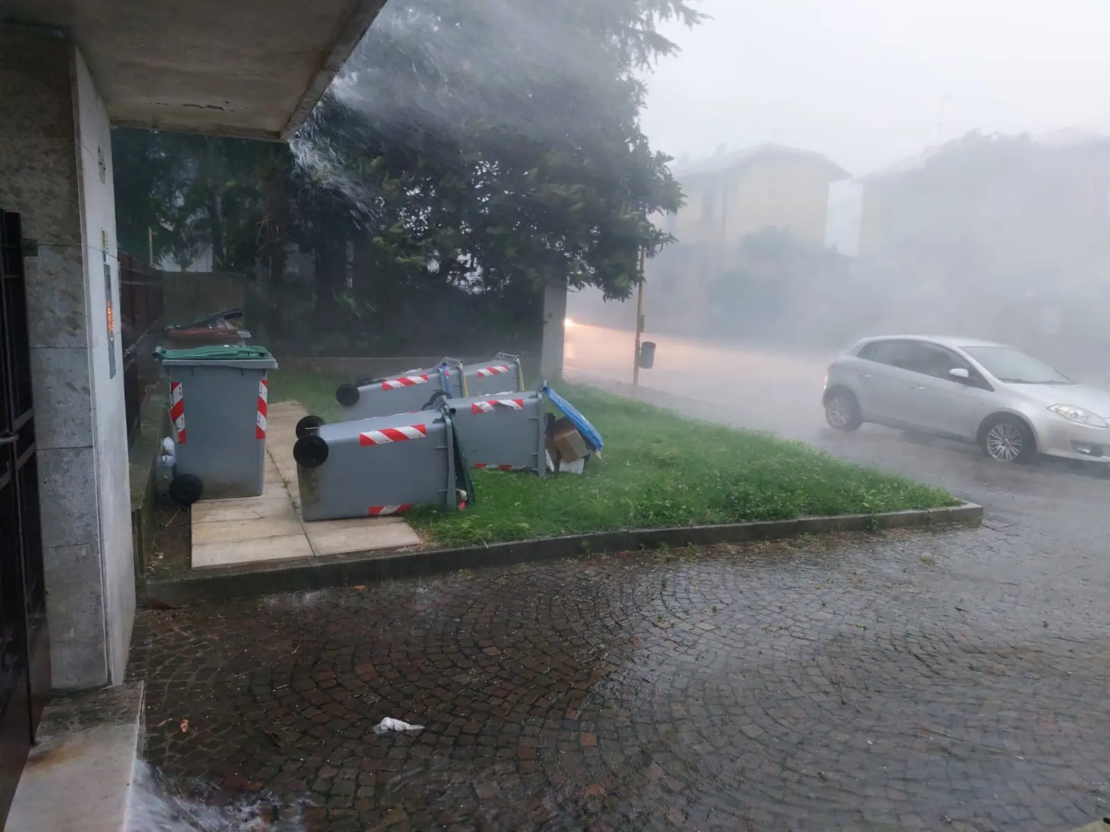 Piogge intense e forti raffiche di vento hanno spazzato diverse aree del Friuli nel pomeriggio di mercoledì 10 giugno. Particolarmente colpita la zona di Udine, attraversata da una bufera che in pochi minuti ha riversato a terra quantità d’acqua tali da causare in pochi minuti l’allagamento di numerose strade della viabilità secondaria e scantinati. Nel capoluogo friulano, dove sono state decine gli alberi abbattuti dalla furia del meteo, è crollata anche una gru all’interno dell’area di Udine Mercati.