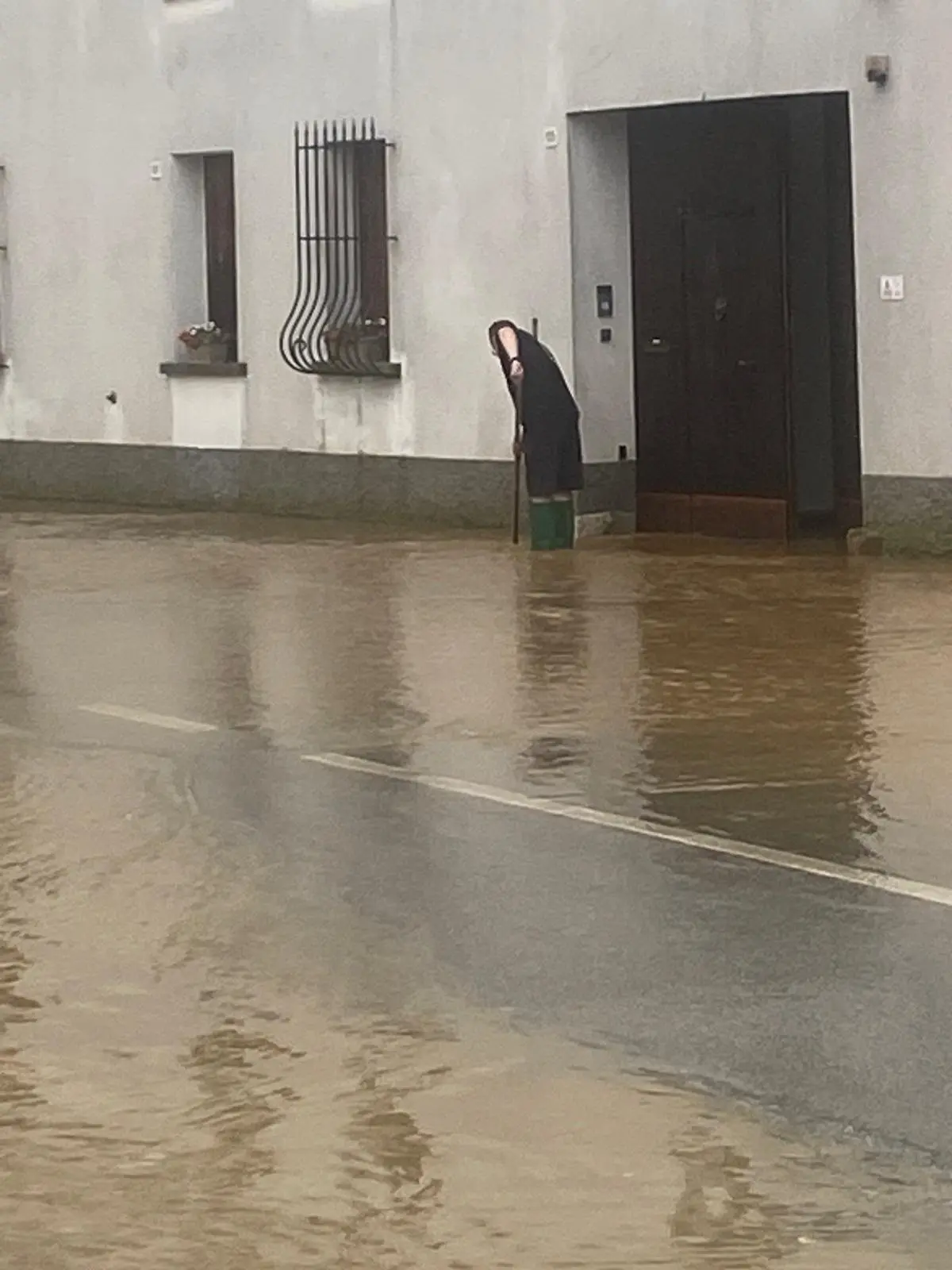 Piogge intense e forti raffiche di vento hanno spazzato diverse aree del Friuli nel pomeriggio di mercoledì 10 giugno. Particolarmente colpita la zona di Udine, attraversata da una bufera che in pochi minuti ha riversato a terra quantità d’acqua tali da causare in pochi minuti l’allagamento di numerose strade della viabilità secondaria e scantinati. Nel capoluogo friulano, dove sono state decine gli alberi abbattuti dalla furia del meteo, è crollata anche una gru all’interno dell’area di Udine Mercati.