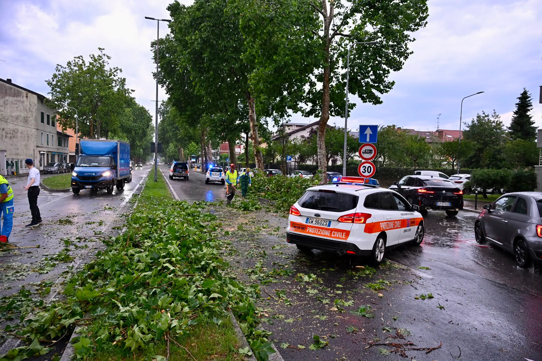 Piogge intense e forti raffiche di vento hanno spazzato diverse aree del Friuli nel pomeriggio di mercoledì 10 giugno. Particolarmente colpita la zona di Udine, attraversata da una bufera che in pochi minuti ha riversato a terra quantità d’acqua tali da causare in pochi minuti l’allagamento di numerose strade della viabilità secondaria e scantinati. Nel capoluogo friulano, dove sono state decine gli alberi abbattuti dalla furia del meteo, è crollata anche una gru all’interno dell’area di Udine Mercati.