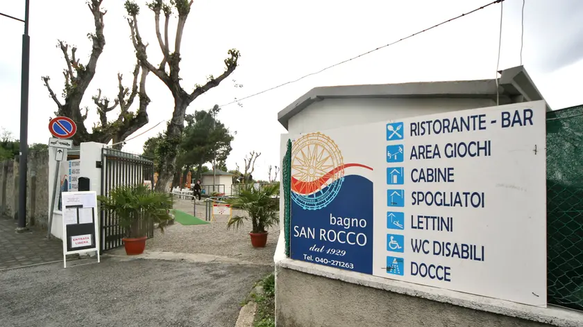 L’ingresso del bagno San Rocco, lo stabilimento non aprirà questa estate a Muggia Foto Lasorte