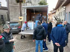I soccorsi alla popolazione di Versa subito dopo l’alluvione (Tibaldi)