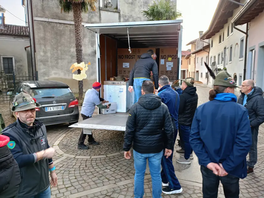 I soccorsi alla popolazione di Versa subito dopo l’alluvione (Tibaldi)
