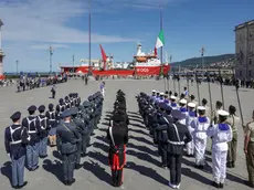 Le cerimonie in piazza Unità e nella sala del Consiglio comunale venerdì mattina. Fotoservizio Andrea Lasorte