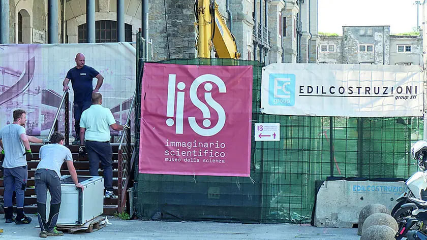 L’ingresso dell’Immaginario scientifico nel Magazzino 26 stretto tra i cantieri del Museo del Mare Foto Massimo Silvano