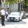 Agenti della Polizia locale mentre regolamentano il traffico in prossimità dell’incrocio fra le vie