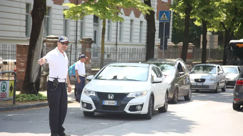 Agenti della Polizia locale mentre regolamentano il traffico in prossimità dell’incrocio fra le vie