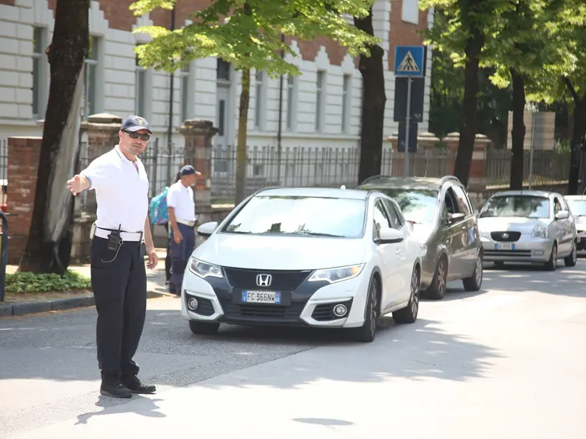 Agenti della Polizia locale mentre regolamentano il traffico in prossimità dell’incrocio fra le vie