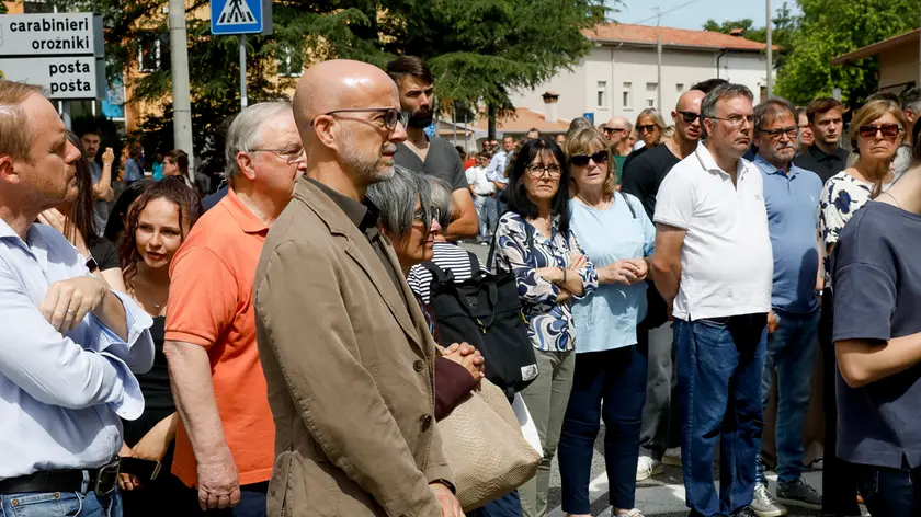 Il sindaco di Doberdò Peter Ferfoglia al funerale di Jan Bensa cui ha dedicato una lettera a nome di tutto il paese. Foto servizio di katia Bonaventura