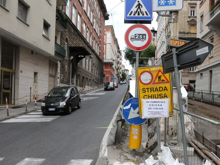 Il tratto interessato ai lavori in via Commerciale. Foto Andrea Lasorte