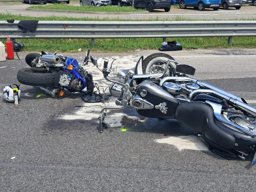 Le due motociclette coinvolte nell'incidente (Foto Petrussi)