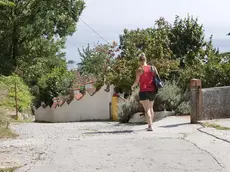 La strada per la spiaggia di Canovella che torna agibile dopo i lavori (foto archivio Silvano)