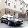 Una gazzella dei carabinieri che esce dalla stazione di via Sant’Anna (foto Bonaventura)