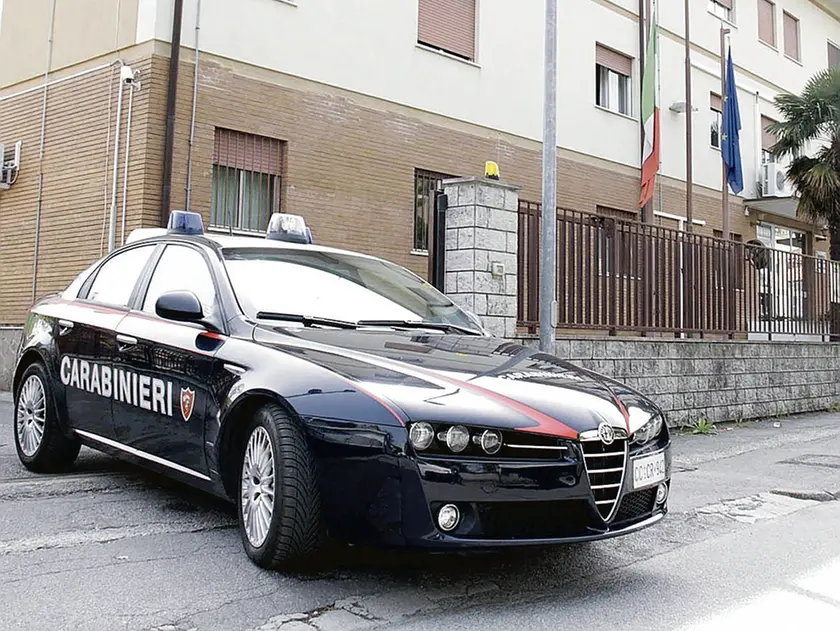 Una gazzella dei carabinieri che esce dalla stazione di via Sant’Anna (foto Bonaventura)