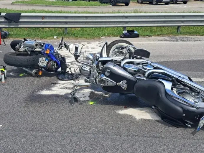 Le due motociclette coinvolte nell’incidente a Pradamano (foto Petrussi)