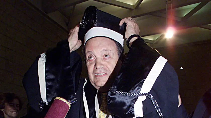 Tullio Kezich riceve la laurea honoris causa a Trieste nel 2001