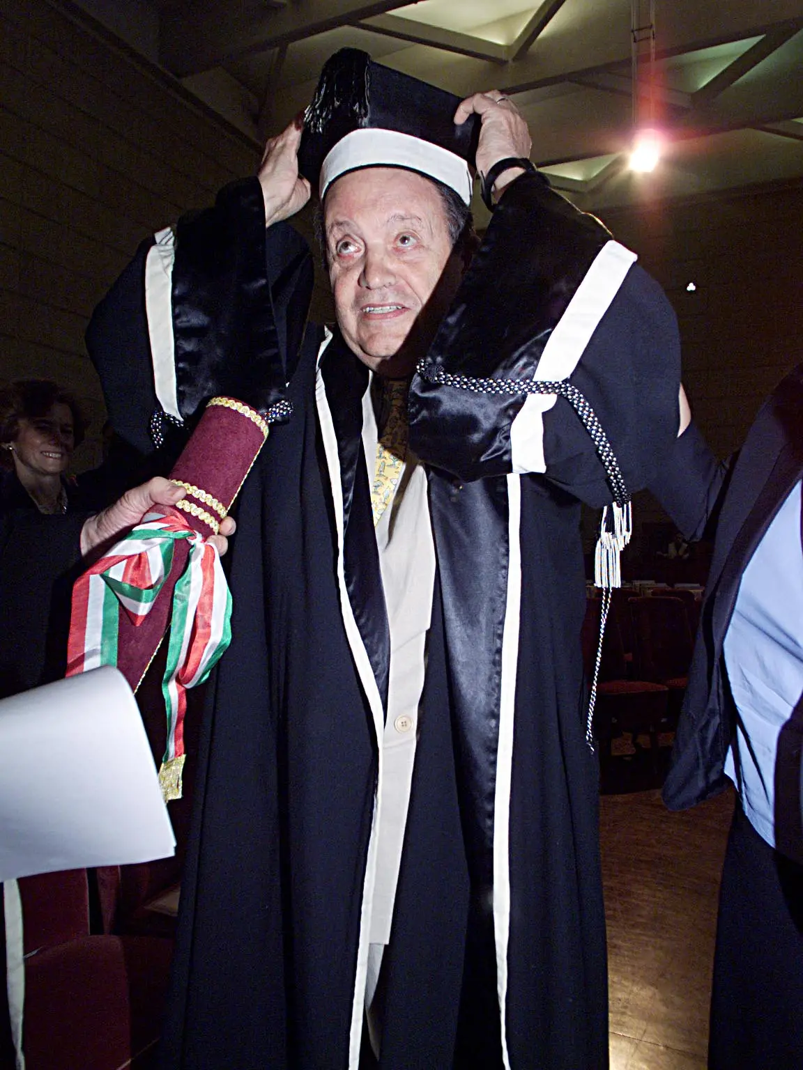 Tullio Kezich riceve la laurea honoris causa a Trieste nel 2001