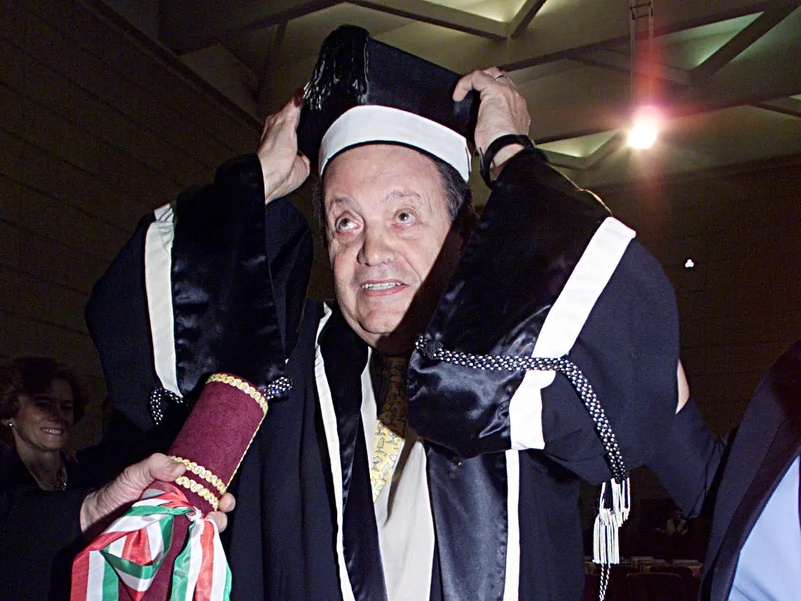 Tullio Kezich riceve la laurea honoris causa a Trieste nel 2001