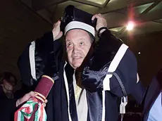 Tullio Kezich riceve la laurea honoris causa a Trieste nel 2001