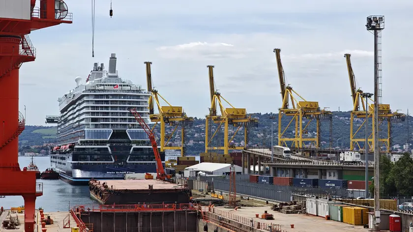 La Mein Schiff ormeggiata domenica al Molo VII (foto Andrea Lasorte)
